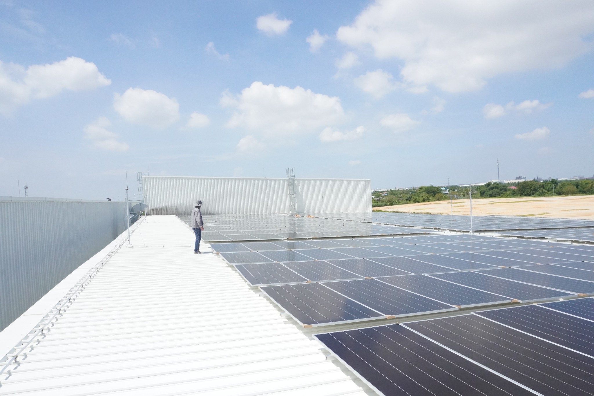 ทีมงานตรวจสอบระบบ Solar Rooftop บนหลังคาโรงงาน